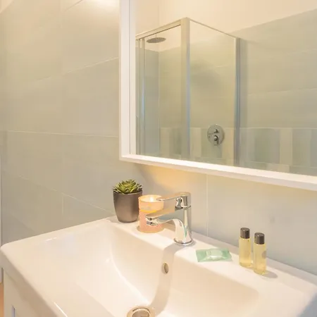 Simar Nearby S G Train Station By Rent *