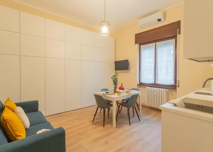 Simar Nearby Sg Train Station Como